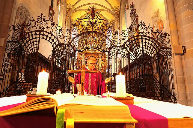 Bild 5: Im Geiste verbunden: Pfarrer Bernd Walter hält Gottesdienst im leeren Nikolausmünster
