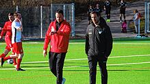 Die beiden Trainer Patrick Anders (links) und Karsten Scheu können mit dem FC Pfaffenweiler die Tabellenführung ausbauen.