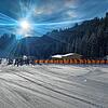 Strahlende Sonne und keine Massenaufläufe: Skifahrer stehen im Skigebiet Damüls an.