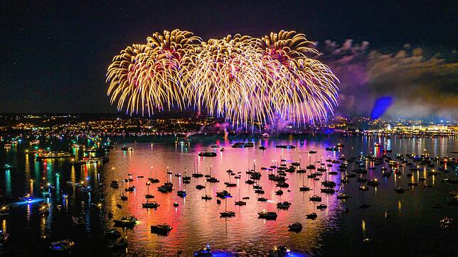 Kreuzlingen, Konstanzer, der See, das Feuerwerk – Grenzen spielen an diesem Tag kaum eine Rolle. Hier zünden die Schweizer ...