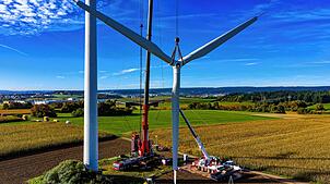 Bild : Spektakuläre Drohnen-Fotos: So wird das Weilersbacher Windrad abgebaut