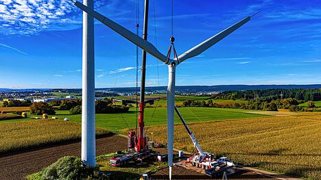 Bild : Spektakuläre Drohnen-Fotos: So wird das Weilersbacher Windrad abgebaut