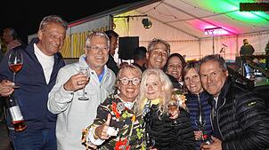 Bild : Gute Stimmung beim Auftakt des Weinfests in Bermatingen