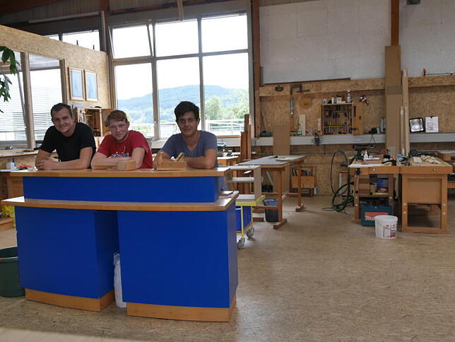 In der Schreinerei wird der Umgang mit Holz erlernt. Thomas Marder, Praktikant Werkstatt Holz, Artem Golman und Justin Handwerker (beide ...