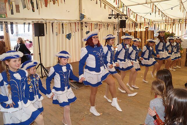 Litzelstetten: Zwischen Narrenbaumstellen und Hemdglonkerumzug kam die große Stunde der Garde Little Blue Diamonds. Die jungen Damen, ...