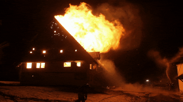 Bild : Videos: Sturm Bianca facht Gebäudebrand an &ndash; Feuerwehr verhindert Übergreifen der Flammen
