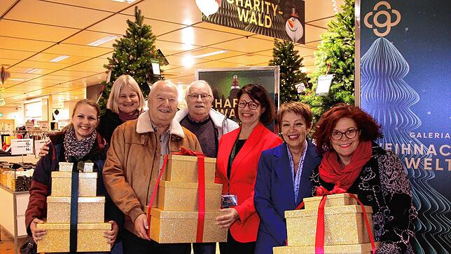 Sie erfüllen bei Galeria Karstadt Kinderwünsche (v.l.): Patricia Hermann, Nicole Preisendörfer (Kiga Eigeltingen), Rudolf Babeck, Hans ...