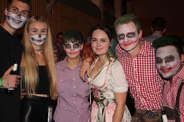 Bild 11: 1400 Gäste feiern die Halloweennacht in Tracht mit der Band Allgäu Power