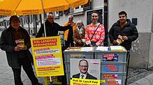 Sie sammelten gemeinsam Unterschriften gegen einen „XXL-Landtag“ und kamen dabei auch ins Gespräch mit Bürgern: FDP-Landtagskandidatin ...