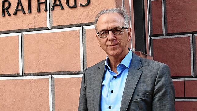 Engens Bürgermeister Johannes Moser vor dem Rathaus. Ende Oktober wird er das Amt abgeben – aus gesundheitlichen Gründen.