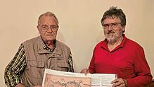 Elmar Kerber und Gerhard Krug (rechts) präsentieren die Druckfahnen des historischen Atlasses der Gemeinde Görwihl. Fotos: Ralph Fautz