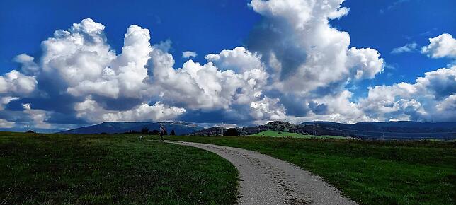 Der Wanderweg führt auf ein Plateau, auf dem auch der Flugplatz Rottweil-Zepfenhan liegt.