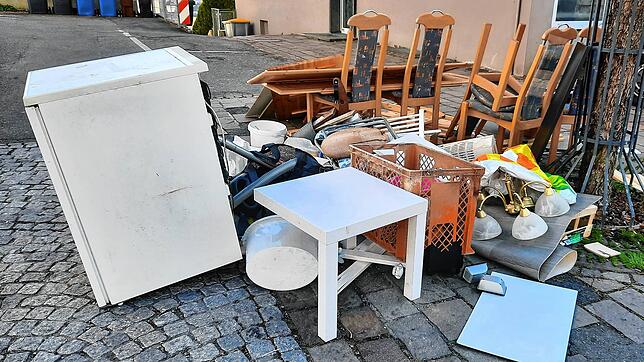 Sperrmüll-Berge wie dieser in der Kaufhausstraße türmen sich oft mehrere Tage vor dem eigentlichen Termin auf. Manches bleibt dann ...