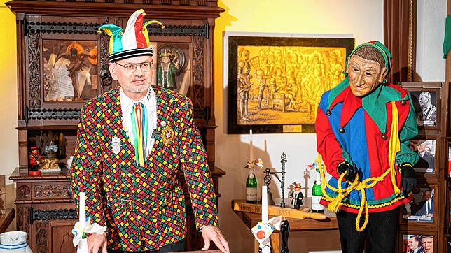 Narrenrichter Jürgen Koterzyna hält im Narrenstüble eine Ein-Mann-Dreikönigssitzung ab, die am Dreikönig-Abend zu sehen ist. Bild: Lukas ...