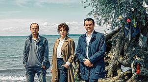 Micha Oberländer (Matthias Koeberlin, von links), Mara Eisler (Anna Werner Friedmann) und Thomas Komlatschek (Hary Prinz) stehen ...