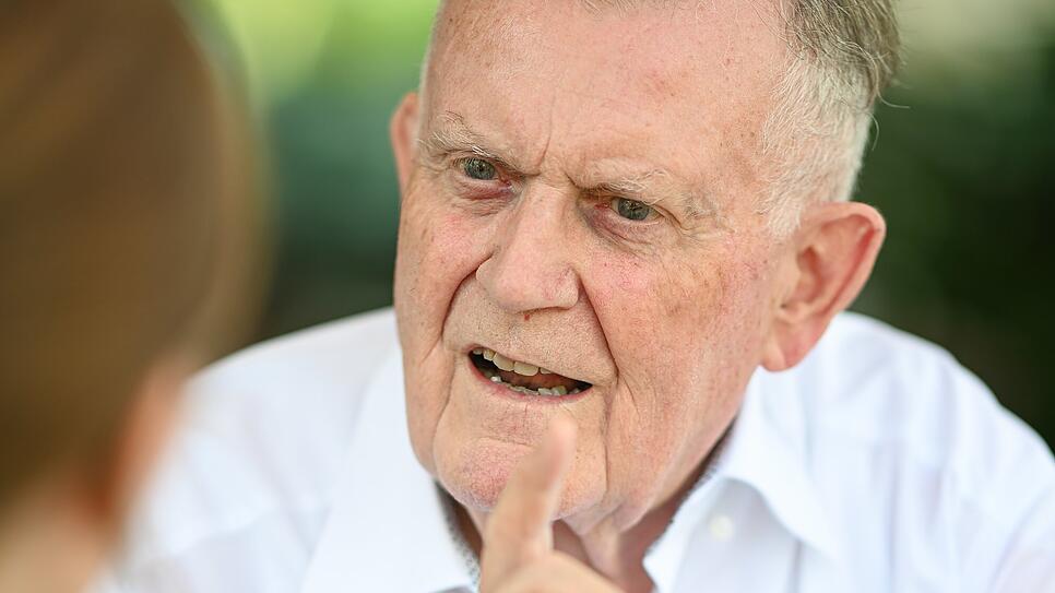 Entspannt dem Achtzigsten entgegen: Erwin Teufel, ehemaliger Ministerpräsident, sitzt am Ufer des Bodensees beim Interview in einem Café.