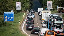 Autos sind auf der A8 unterwegs. (Archivbild)
