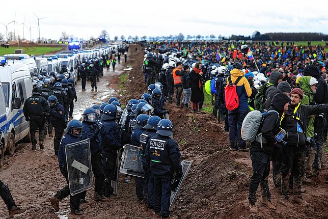 Polizisten stehen bei der Demonstration von Klimaaktivisten am Rande des Braunkohletagebaus bei Lützerath. Die Demonstration fand unter ...