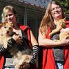 Vor dem Tierheim Steinatal: Jennifer Görgen (links) und Melissa Maier halten Hündin Shira und Jungkater Eddy in den Armen. Ziel ist es, ...