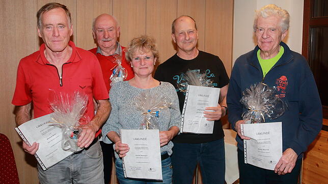 Vorsitzender Meinrad Beha (von links), Josef Duffner, Christa Seelinger, Siegfried Dold und Walter Blessing werden im Rahmen der ...