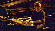 Andreas Erchinger bei der Arbeit an den Tasten. Der Jazzpianist stammt aus St. Georgen, kommt durch seine Arbeit aber in der ganzen Welt ...