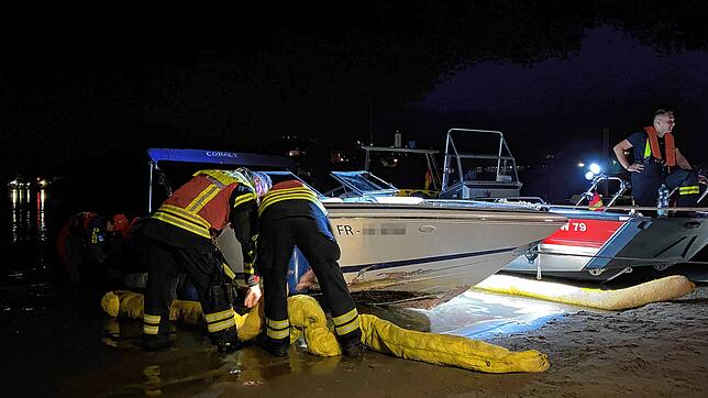 Das beschädigte Boot konnte von den Einsatzkräften noch am Abend geborgen werden.