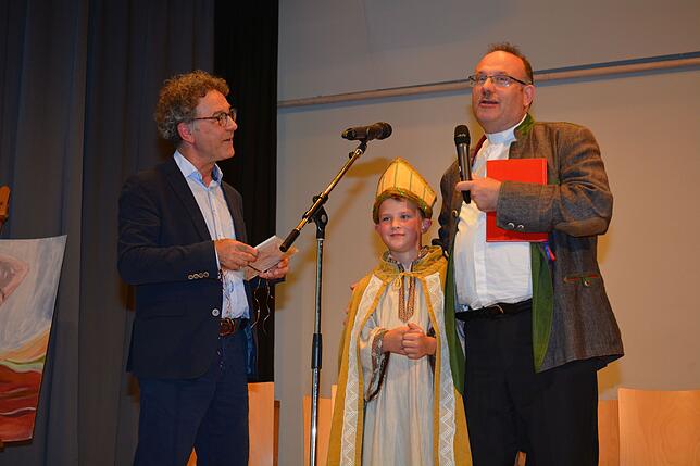 Stadtpfarrer Matthias Schneider (rechts) dankt Wolfgang Fitz (links) für seinen glaubwürdigen Einsatz als Nikolaus, den an diesem Abend ...