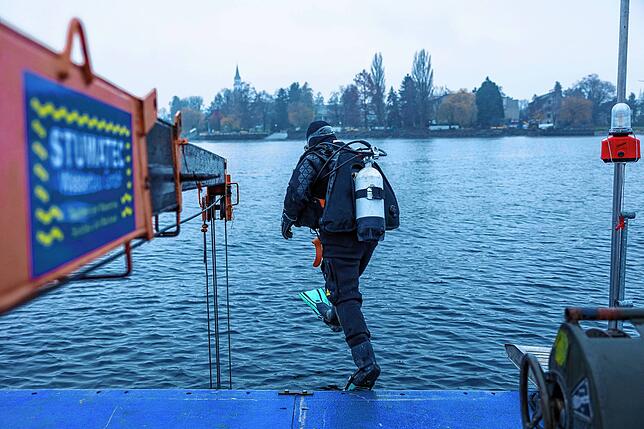 Kurz nach zehn Uhr sprang der Taucher offenbar zum ersten Mal an diesem Tag ins Wasser, um nach der Gin-Kugel zu suchen.