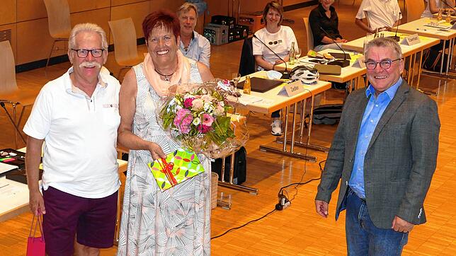 SPD-Gemeinderätin Jutta Gold wird von Bürgermeister Ralf Baumert (rechts) verabschiedet. In all den Jahren wurde sie von ihrem Ehemann ...