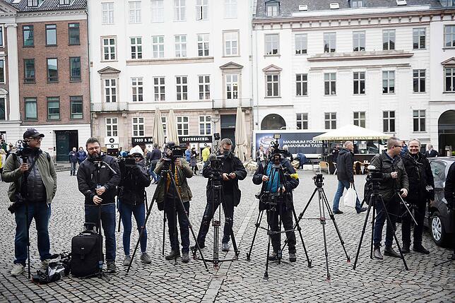 Pressevertreter in Kopenhagen vor dem Gericht.