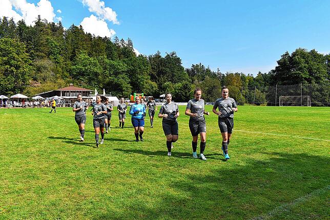 Die Damenmannschaft der SG Steina-Schlüchttal hat zum Abschluss des Jubiläumsfestes eine Begegnung mit dem FC 08 Bad Säckingen, bei dem ...