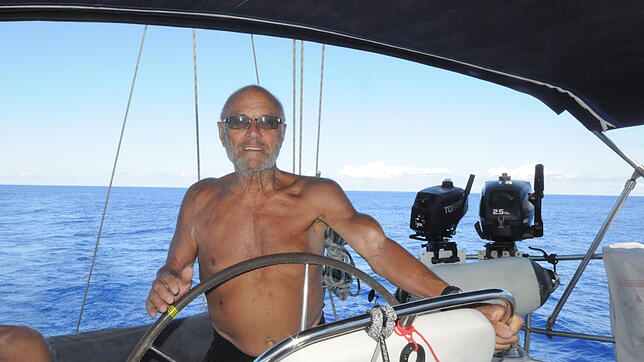 Das Ruder fest in der Hand, der 86-jährige Helmut Ricken auf dem Atlantik. Seinen Geburtstag hat der Jestetter während der Fahrt auf ...