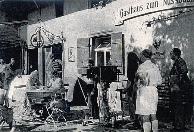Lediglich als Filmkulisse für einen Heimatfilm diente das alte Bauernhaus Jehle im Prälatenweg als „Gasthaus zum Nussbaum“.