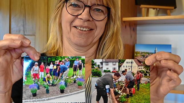 Ortsvorsteherin Karin Müller zeigt Fotos, wie Deisendorfer Pflanzen in den Rosengarten setzen. Dieser entstand 2005 anlässlich des ...