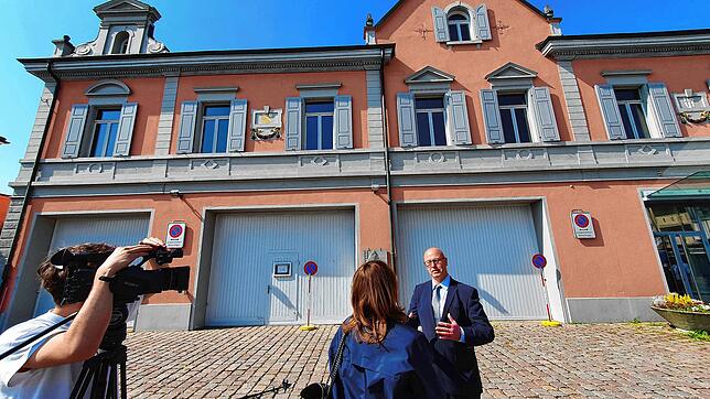 Oberstaatsanwalt Patrick Müller kurz nach der Urteilsverkündung beim Interview vor dem Verhandlungsort, dem Kreuzlinger Rathaus.