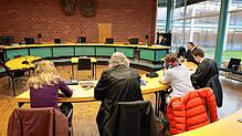 (Archivbild von Januar 2025) Die wegen fahrlässiger Tötung durch Unterlassung angeklagten Lehrerinnen nahmen kurz vor Prozessbeginn vor ...