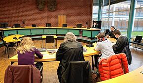(Archivbild von Januar 2025) Die wegen fahrlässiger Tötung durch Unterlassung angeklagten Lehrerinnen nahmen kurz vor Prozessbeginn vor ...