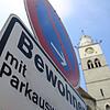 Parken auf dem Münsterplatz. Mit Anwohnerparkausweis ist es gestattet, auch mit Handwerkerparkausweis. Reinhard Weigelt besitzt so ...