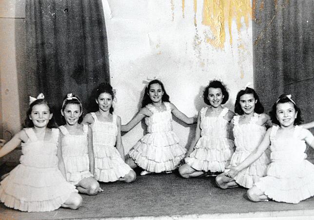 Großer Auftritt im Walsersaal : Erika Schleicher sitzt ganz rechts. Das Foto könnte aus den Jahren 1946 oder 1947 stammen. So genau kann ...