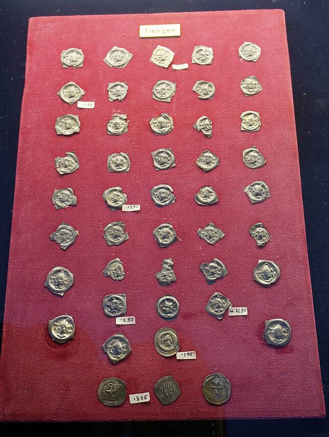 Düegemer Münzen: Tiengen war einst Münzprägeanstalt. Die im Heimatmuseum zu sehenden Münzen spiegeln ab etwa dem 10. Jahrhundert die ...
