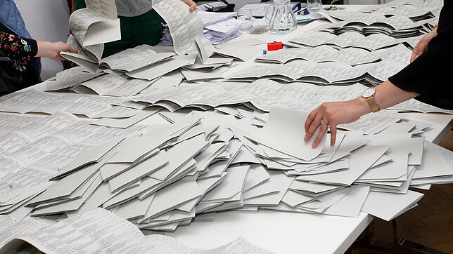 Bei diesem Meer an Stimmen bei der Europawahl 2019 in Konstanz dauert das Auszählen eben eine Weile – und wenn das Ergebnis dann ...