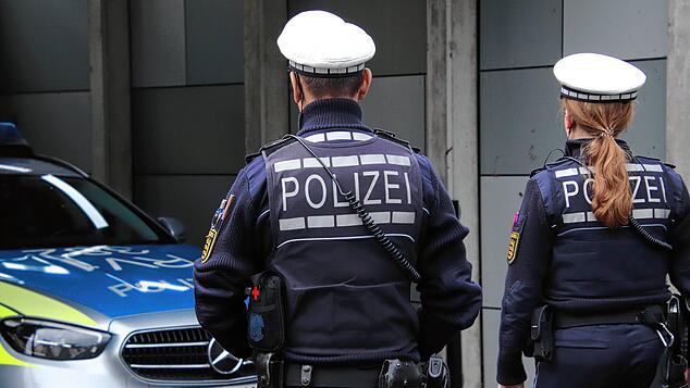 Opfer einer Betrugsmasche ist eine 77-Jährige geworden, die falsche Handwerker in ihre Wohnung ließ, informiert die Polizei. Das Foto ...
