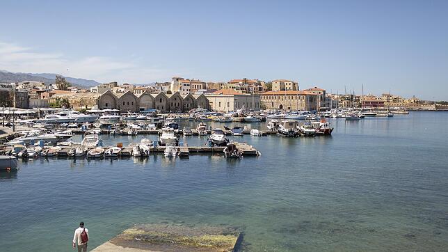 Blick auf den alten Hafen der Stadt Chania auf Kreta. In welcher Zeitzone befindet sich die Insel?