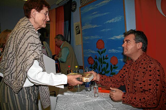 Bereits im Jahr 2007 war Ilija Trojanow (rechts) zu Gast bei der Erzählzeit. Im Bild ließ sich Erika Aufdermauer den Roman &bdquo;Der ...