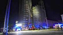 Einsatzkräfte der Feuerwehr löschen am Mittwochabend einen Brand an der Klosterkirche Weißenau.