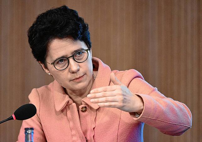 Marion Gentges (CDU), Justizministerin von Baden-Württemberg, bei einer Regierungs-Pressekonferenz im Landtag.