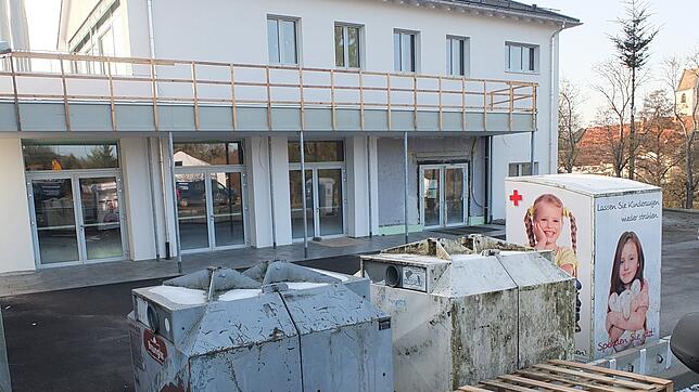 Nicht unbedingt ein schönes Bild sind für viele die unmittelbar vor der frisch sanierten Schloßberghalle aufgestellten Abfall- und ...