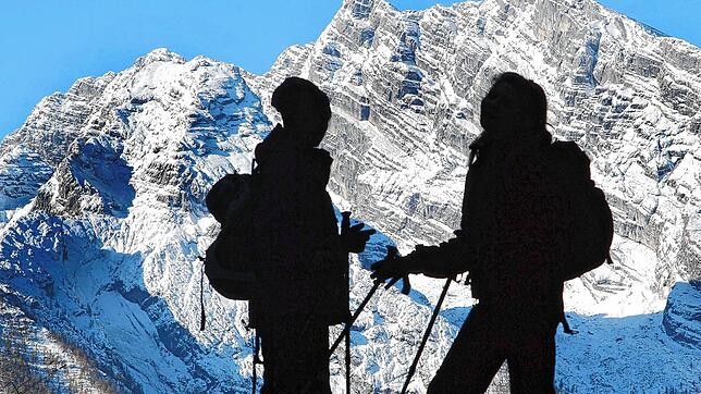 Zwei Wanderer vor der Kulisse des Watzmanns im Berchtesgadener Land. In der Nähe ist eine Leiche gefunden worden, ein Mann aus dem ...
