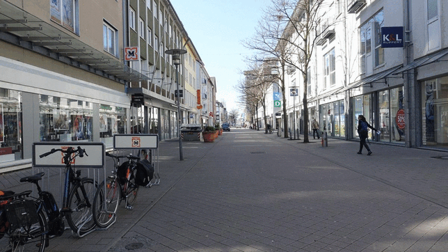 Blick in die Friedrichstraße am 18. März und am 18. Mai 2020.