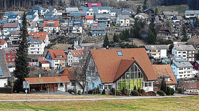 Der neue Besitzer will im Berghotel &bdquo;Schiller&ldquo; mit seinem halbrundem Panorama-Wintergarten drei Wohnungen schaffen